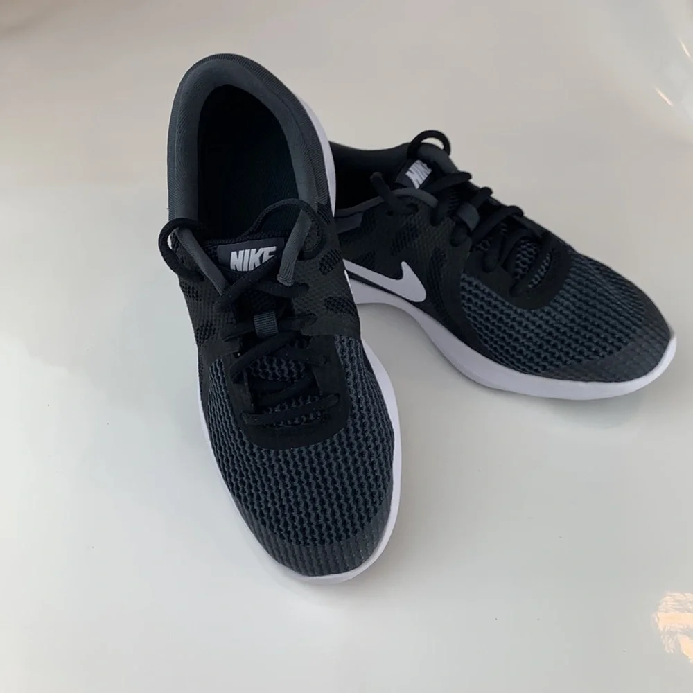 NWT! Nike  Revolution 4 (WIDE) GS 6 Youth - Picture 6 of 11